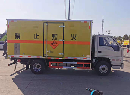 忻城爆破器材运输车工人安全操作规范与智能技术保障